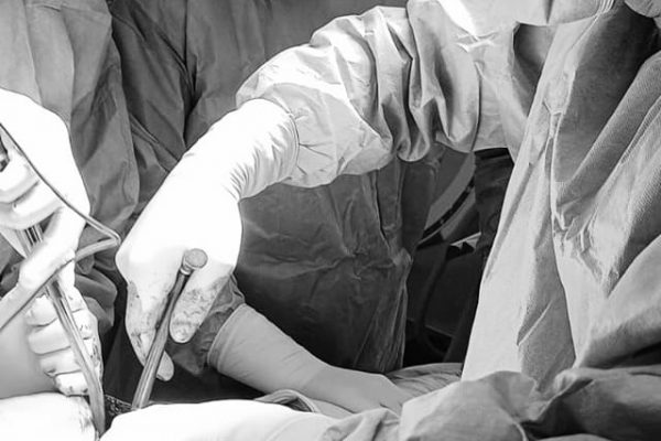 Dr. Bogdan Jitaru, medic specialist ortopedie și traumatologie a efectuat o protezare de șold la o arădeancă, extrem de curajoasă, în vârstă de 100 de ani!